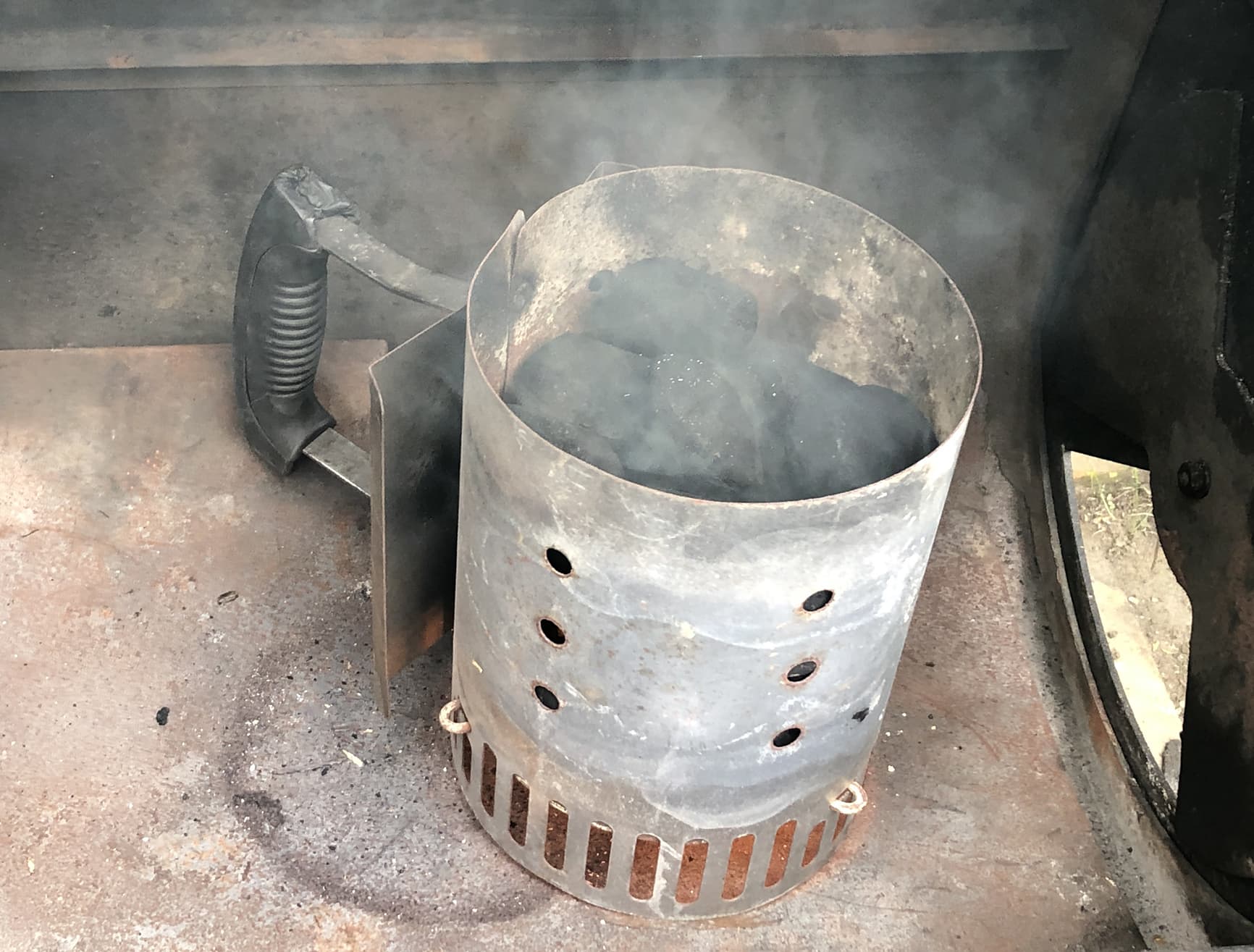 Anzündkamin gehört zu wichtigstem Grillzubehör