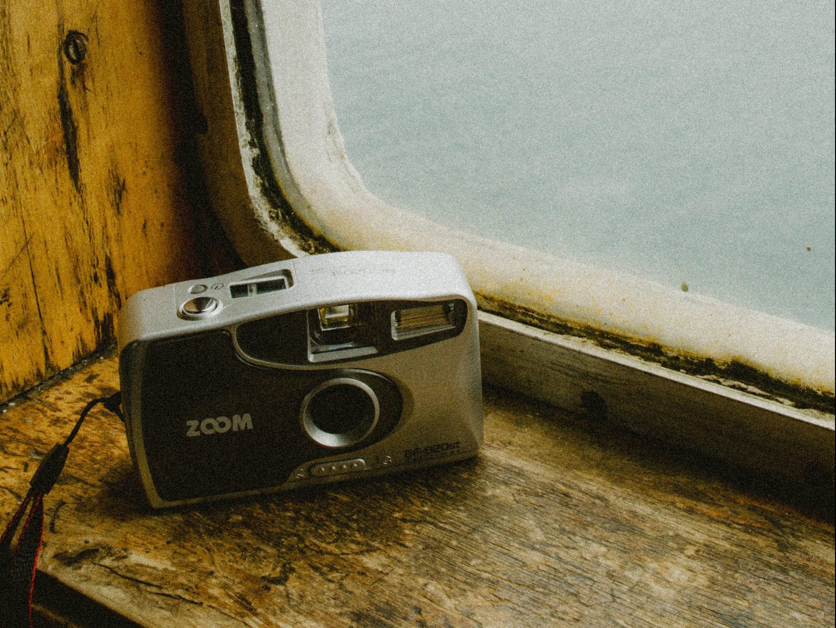 Eine analoge Kamera vor einem Fenster