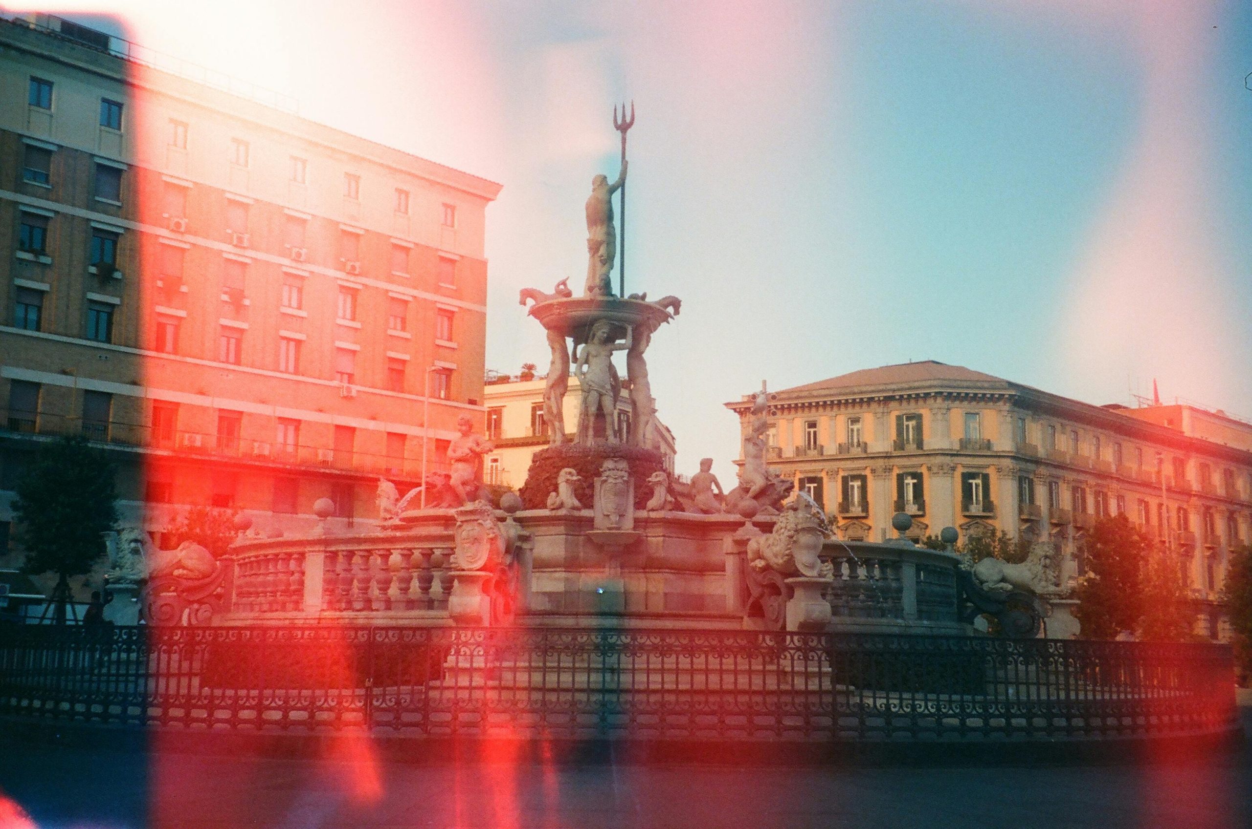 Stadtansicht mit roten Streifen von einem Light Leak.