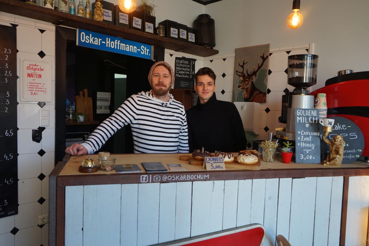 Daniel Paeben und Leo Morsbach betreiben das Café Oskar. | Foto: Konrad Bender