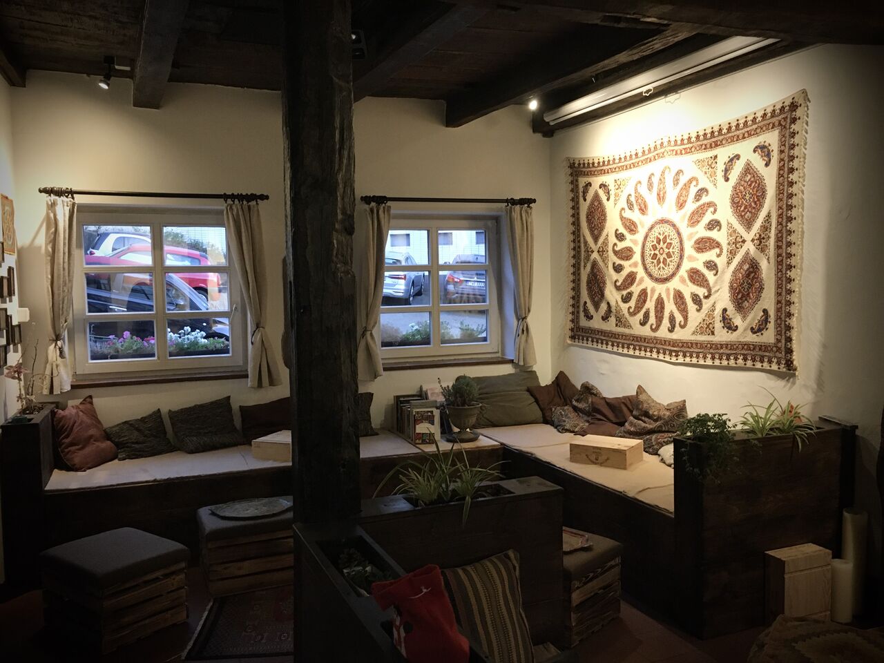 Auf Gemütlichkeit setzt Siri Meder in ihrem neuen Café. | Foto: Mondcafé