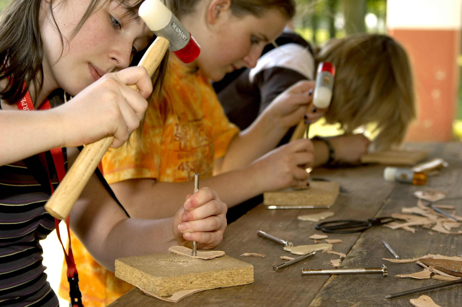 Kinder bei handwerklicher Arbeit im Freilichtmuseum Xanten