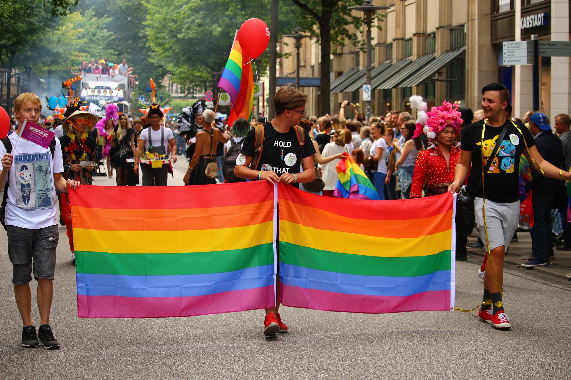CSD Umzug mit Regenbogenfahnen