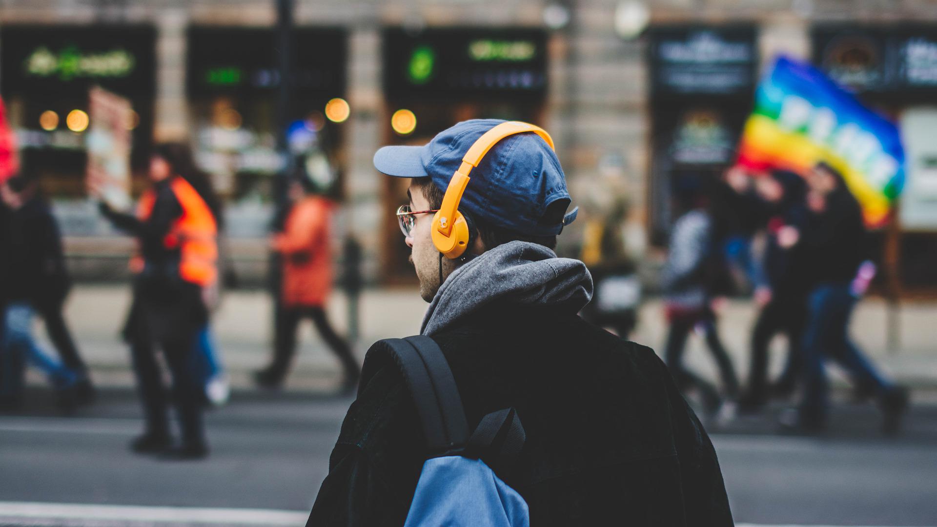 Fußgänger beobachtet CSD Umzug