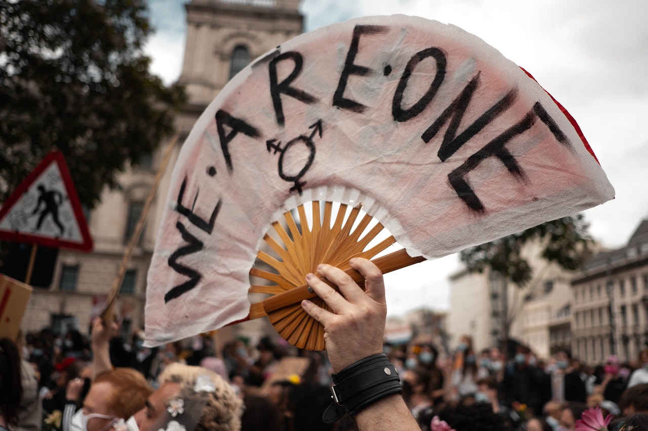 Fächer mit We Are One Schriftzug