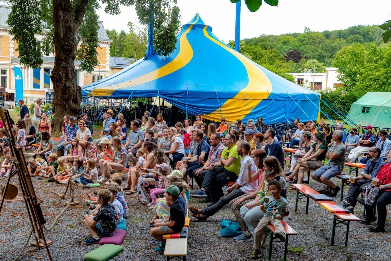 Ein Straßenfest mit Publikum