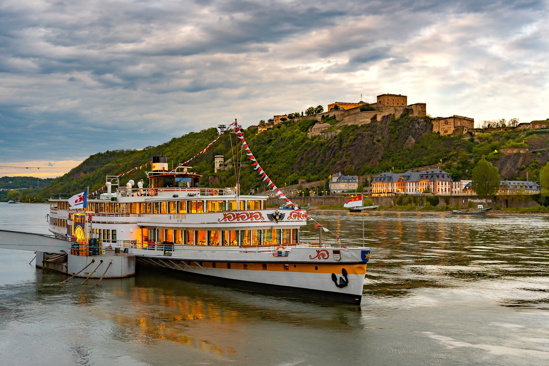 Ein Schiff auf dem Rhein bei Koblenz