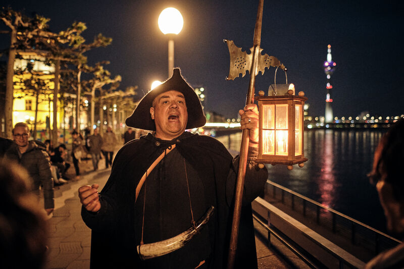 Ein Nachtwächter mit Laterne