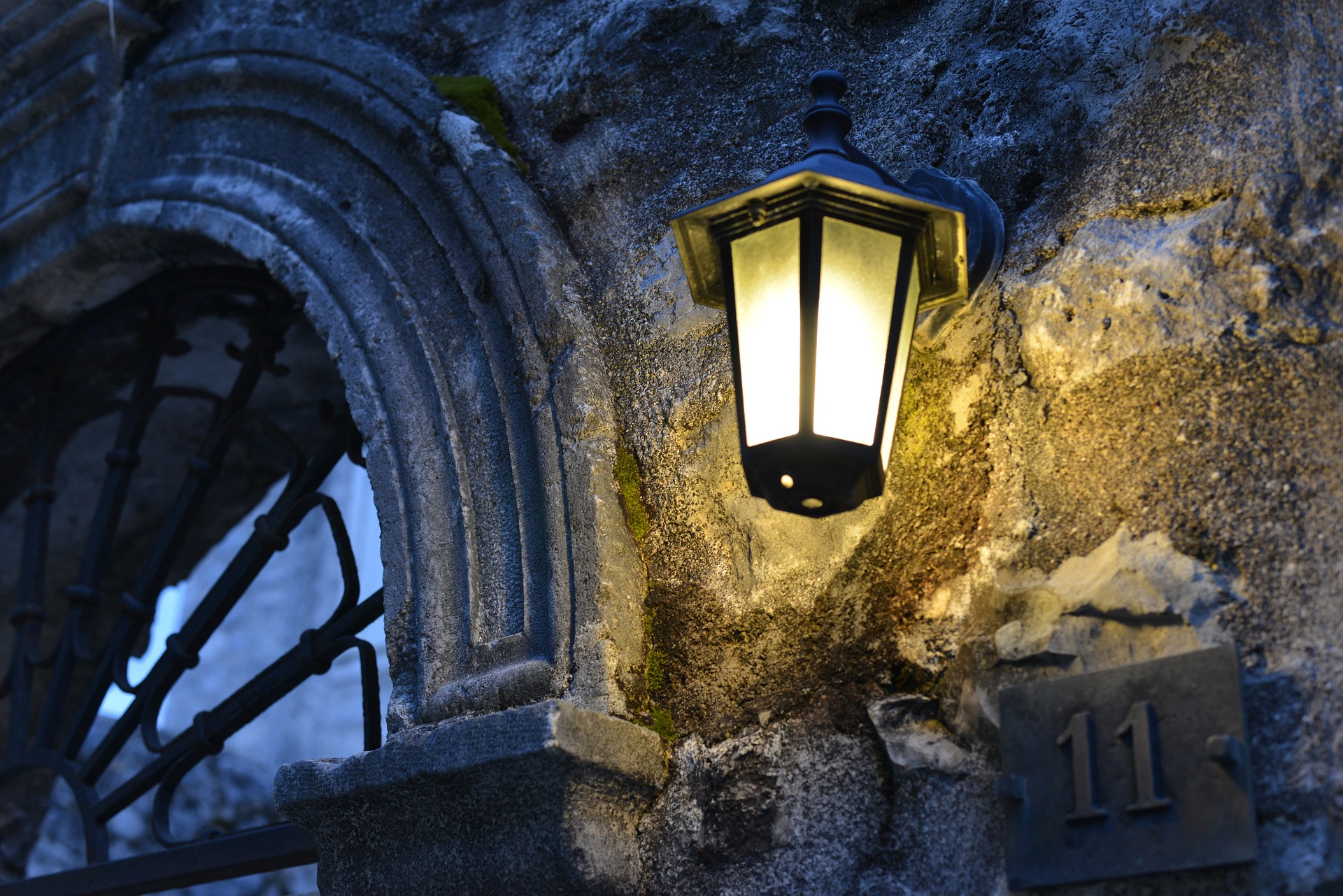 Eine Laterne an einer Hauswand