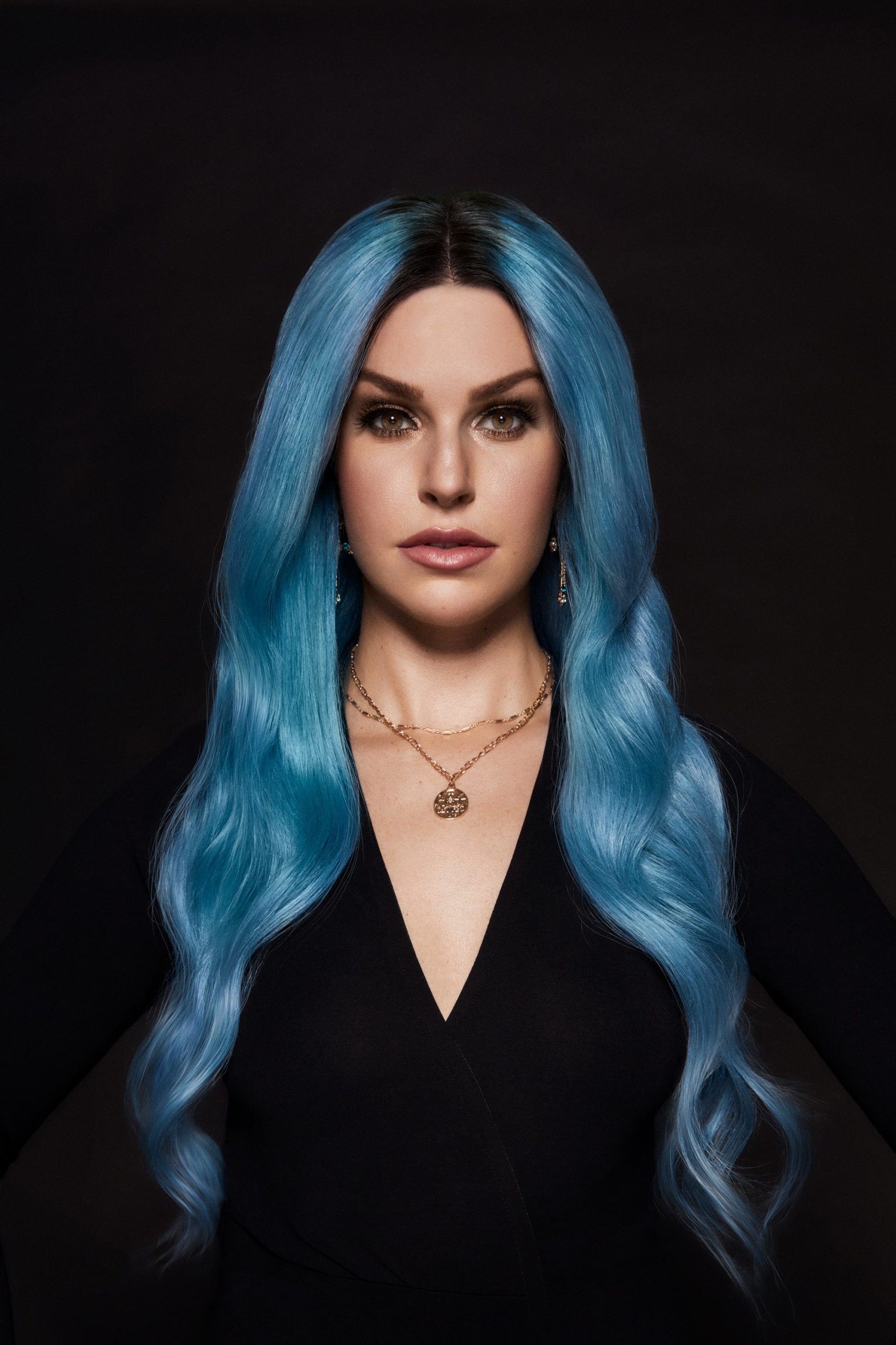 Porträtfoto der Comedienne Ines Anioli