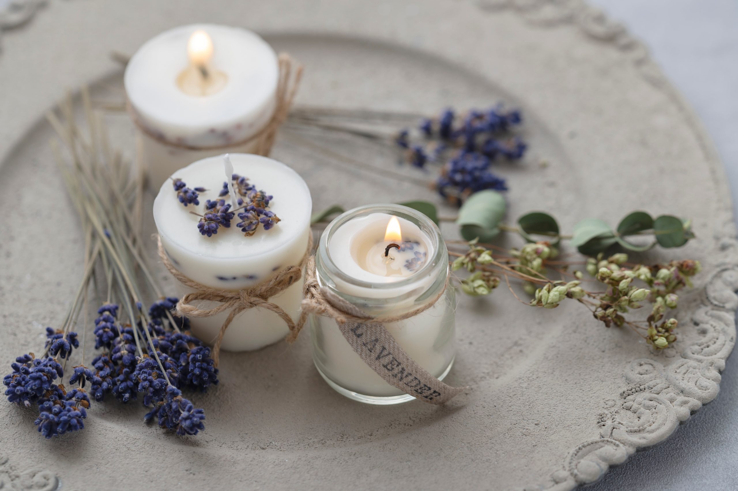 kreativität in form von selbst gebastelten kerzen