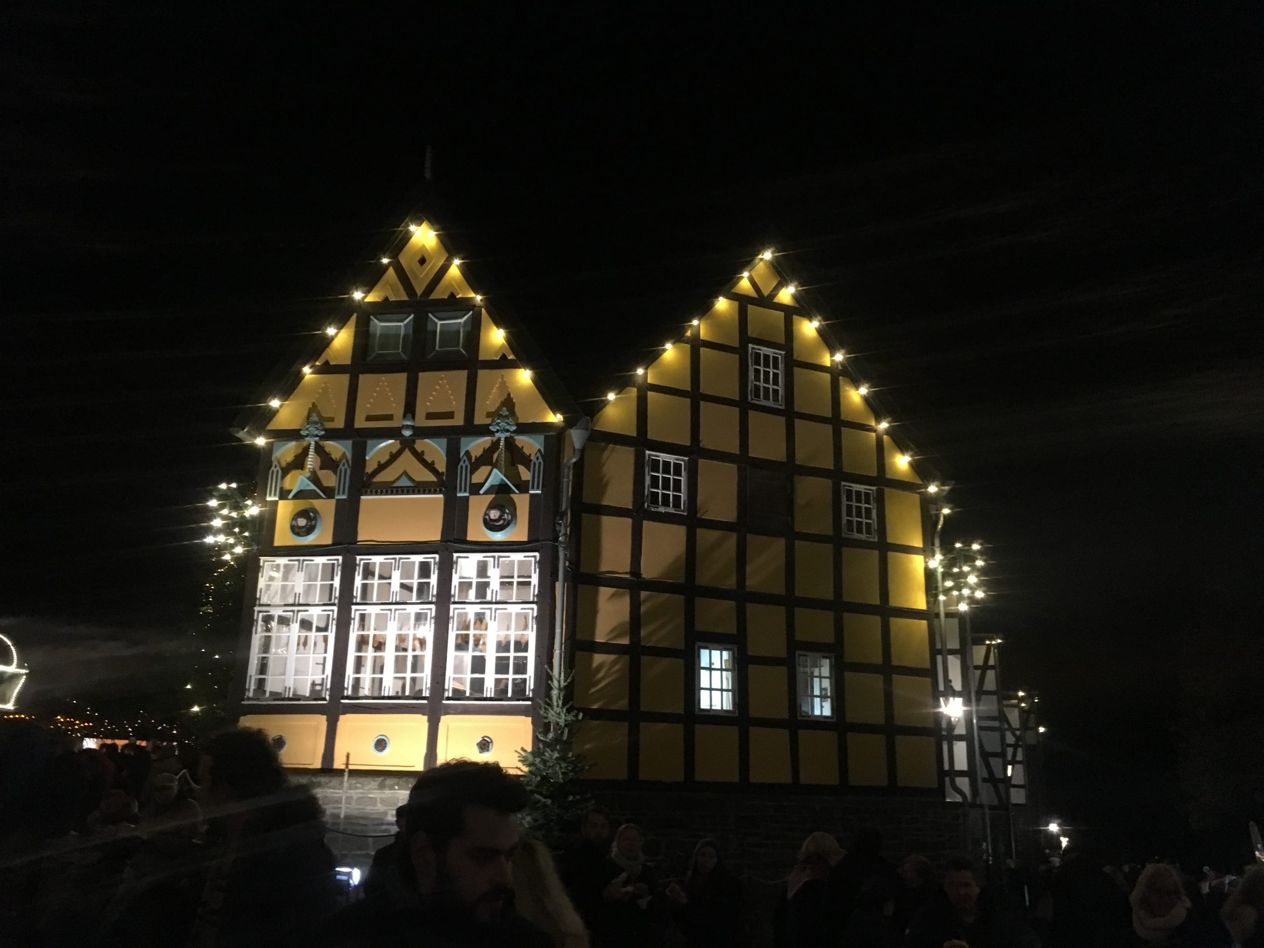 beleuchtete häuser im dunkeln