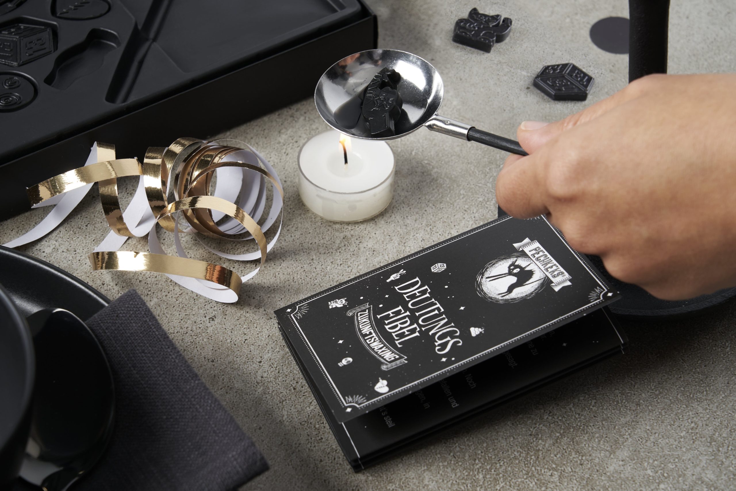 Wachsgießen und Deutungsfibel aus der Pechkeksreihe