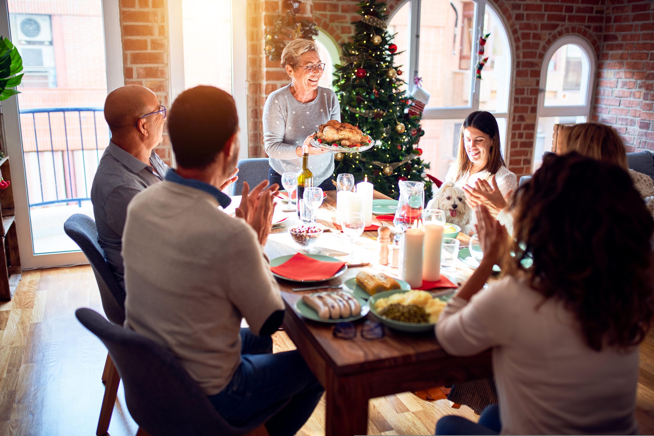 familie sitzt an heilig abend gemeinsam am tisch