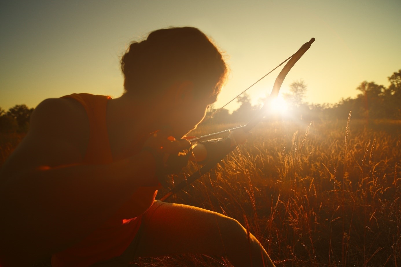 frau bei einer der unbekannten sportarten arrowtag mit pfeil und bogen
