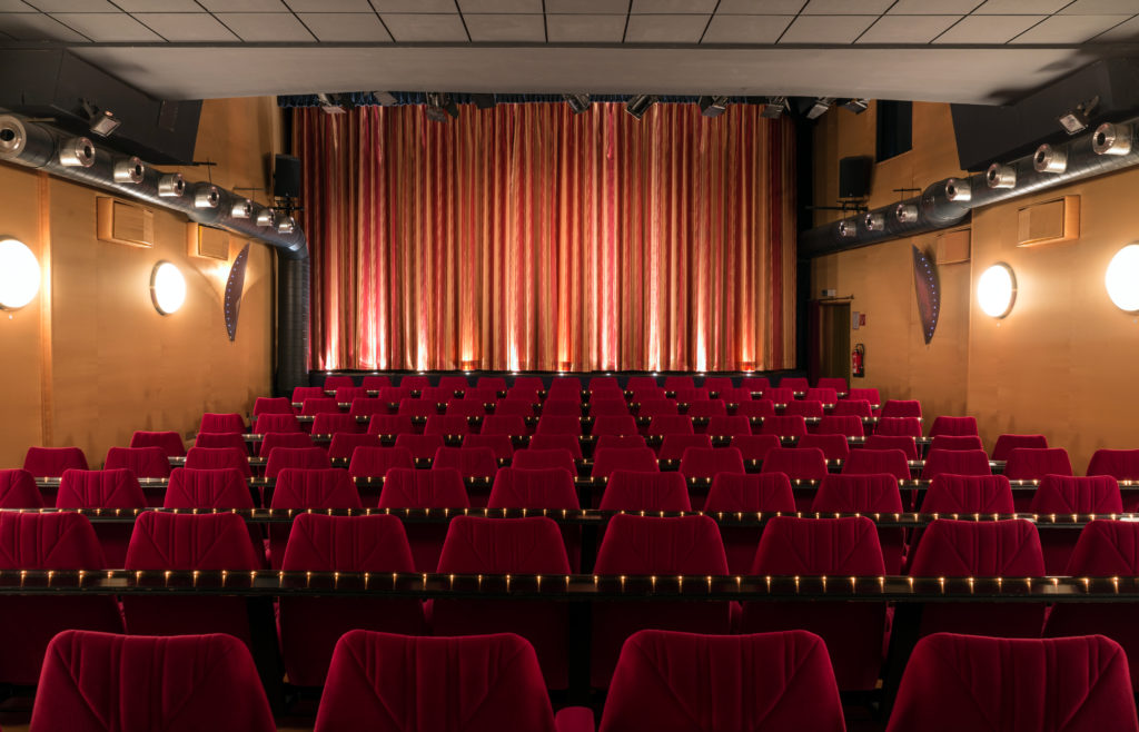 Der Kinosaal der Dortmunder Schauburg mit geschlossenem Vorhang