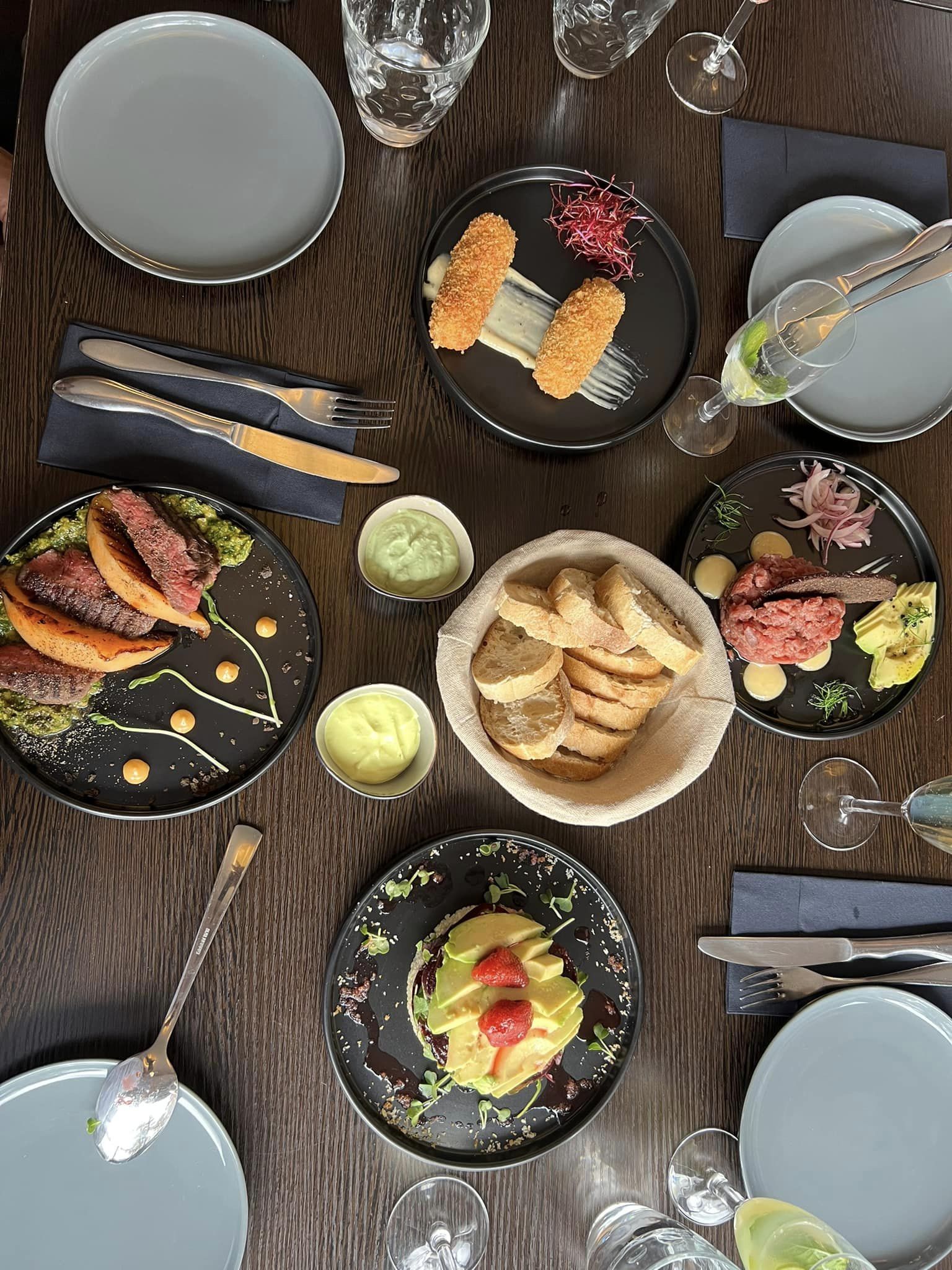 aufgetischtes essen im tapa