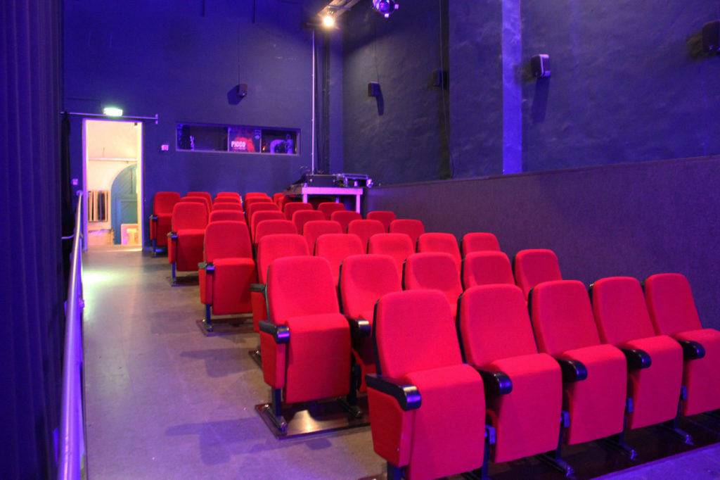 Sitzreihen des Oberhausener Kinos im Walzenlager