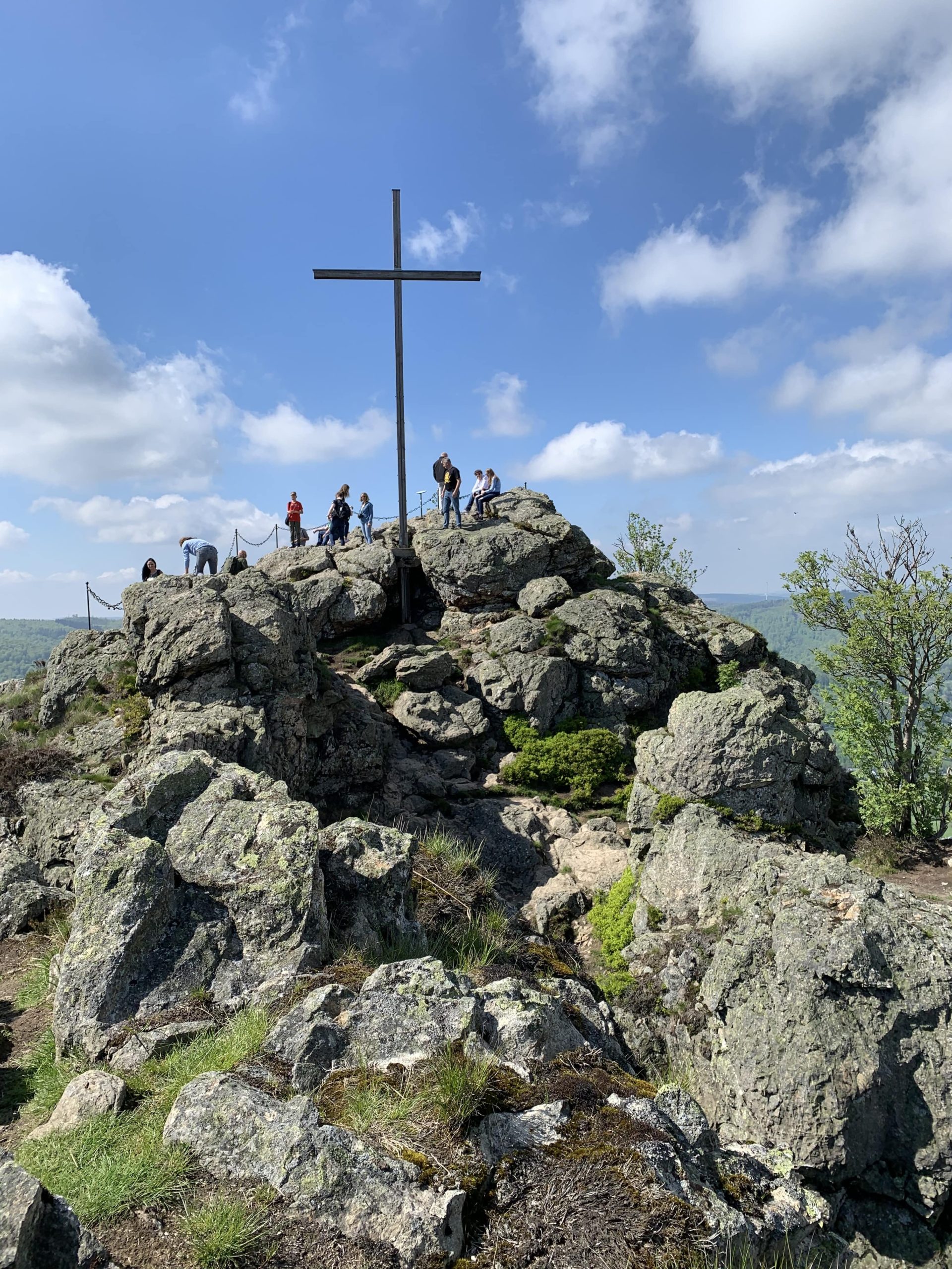 gipfel der bruchhauser steine mit großem gipfelkreuz