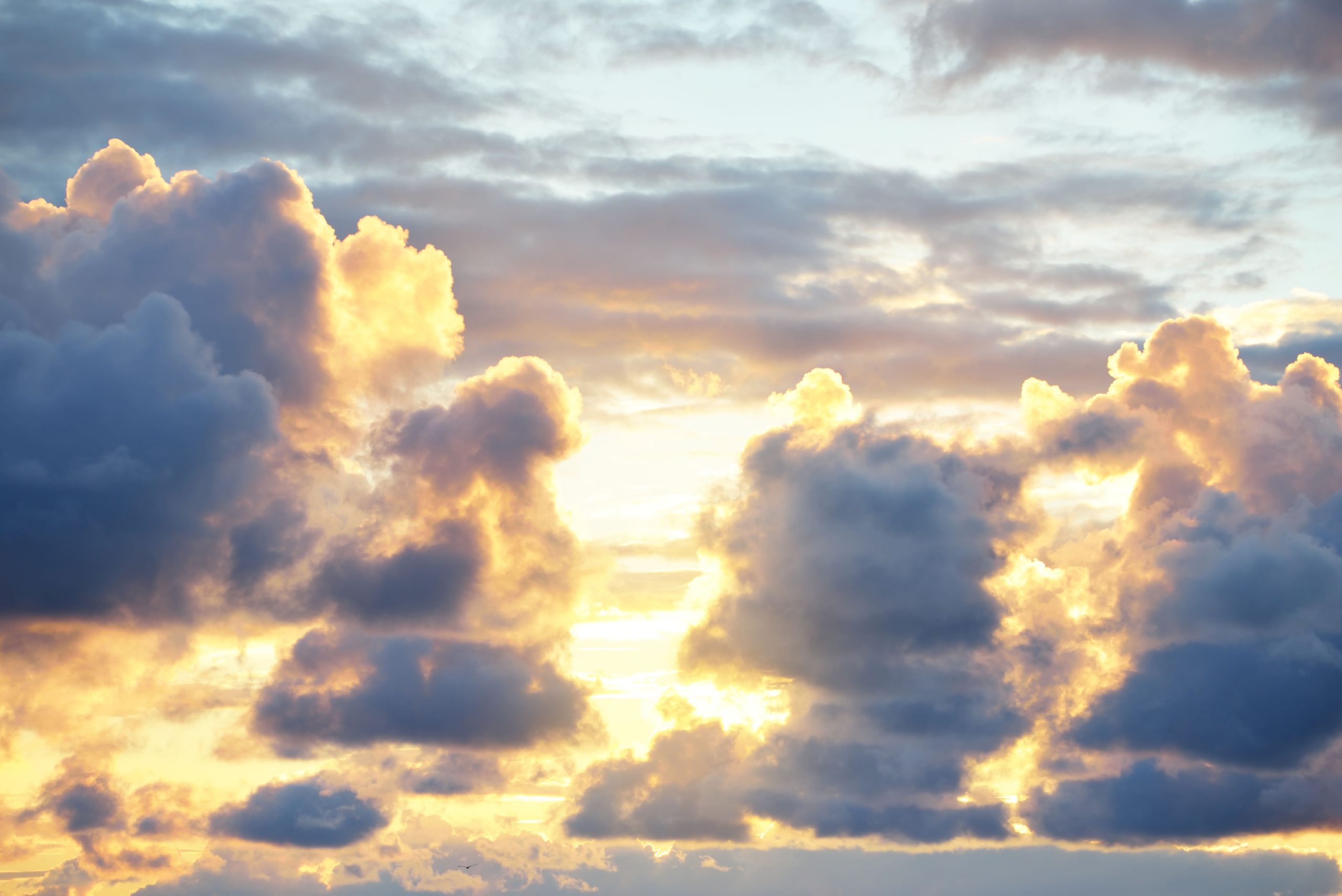 Sonne bricht durch die Wolkendecke