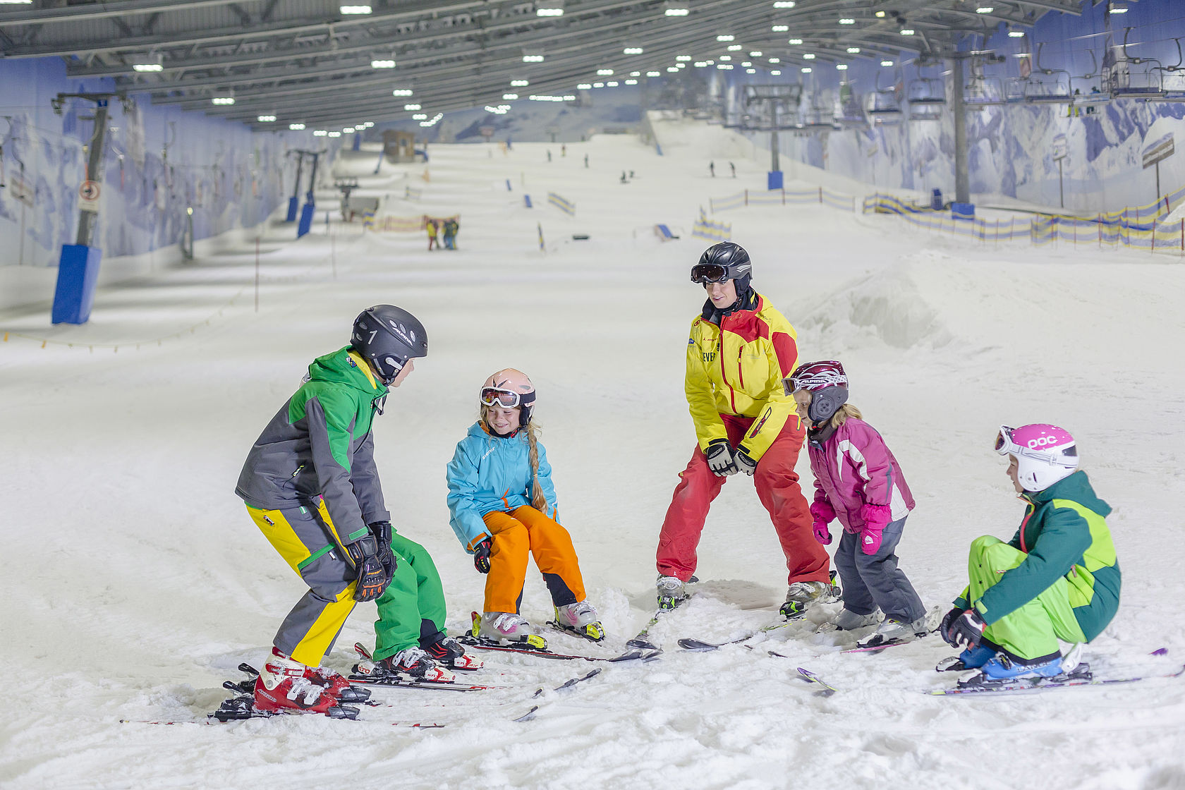 menschen beim ski fahren in einer indoor halle