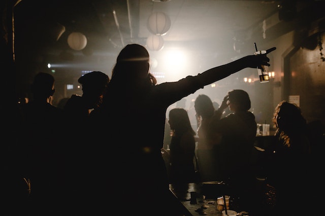 Feiernde Menschen in einem dunklen Club