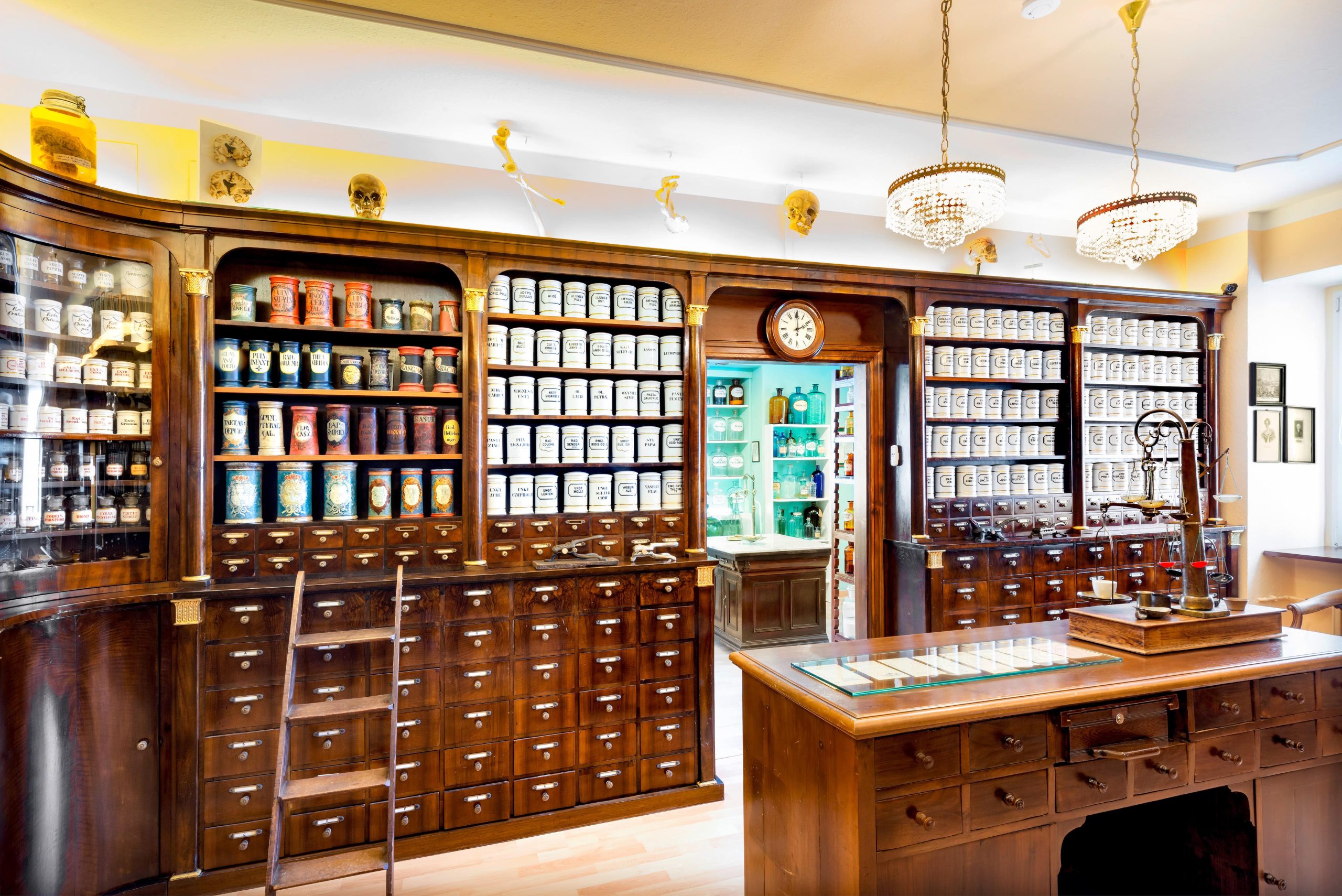 Eine alte Apothekenwand im Dortmunder Apotheken-Museum