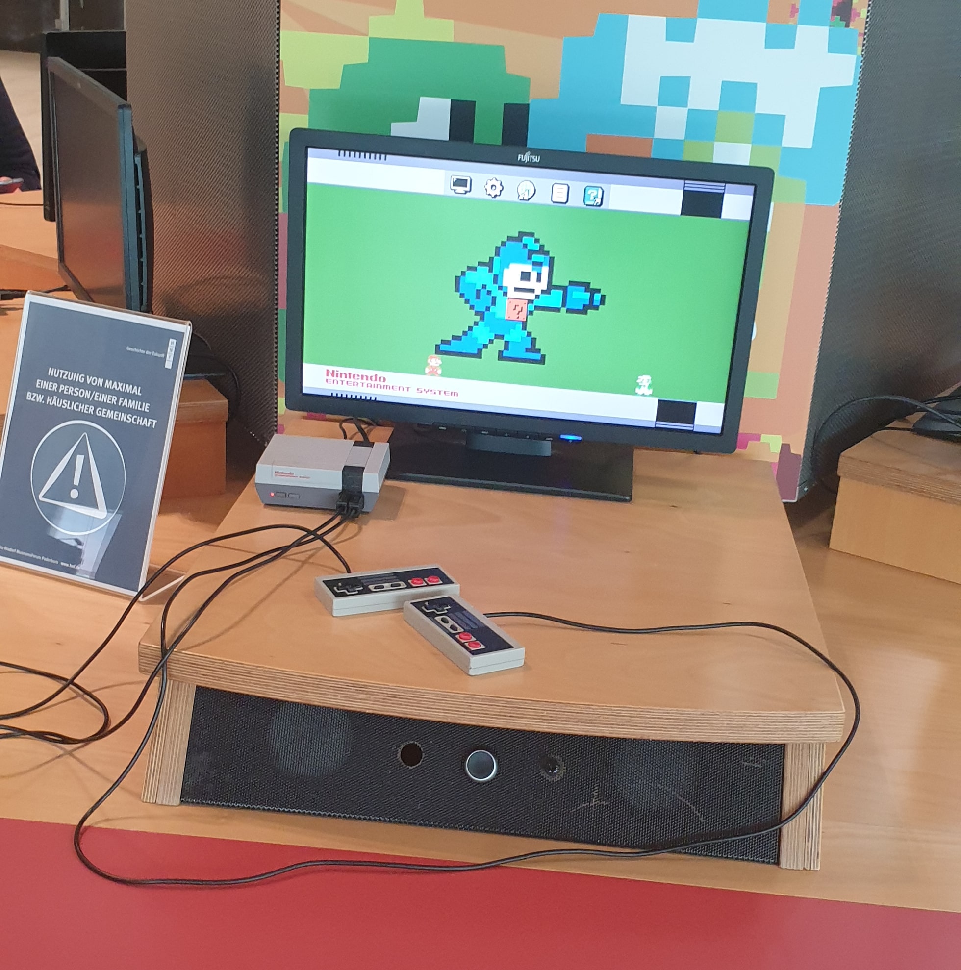 Eine Spielkonsole, Controller und ein Bildschirm im Heinz Nixdorf MuseumsForum, einem unserer Museen Vorschläge 