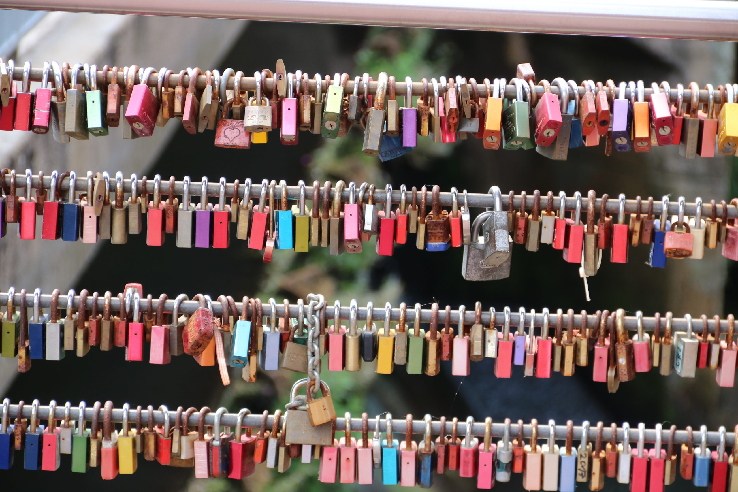 Schlösser an einer Brücke.