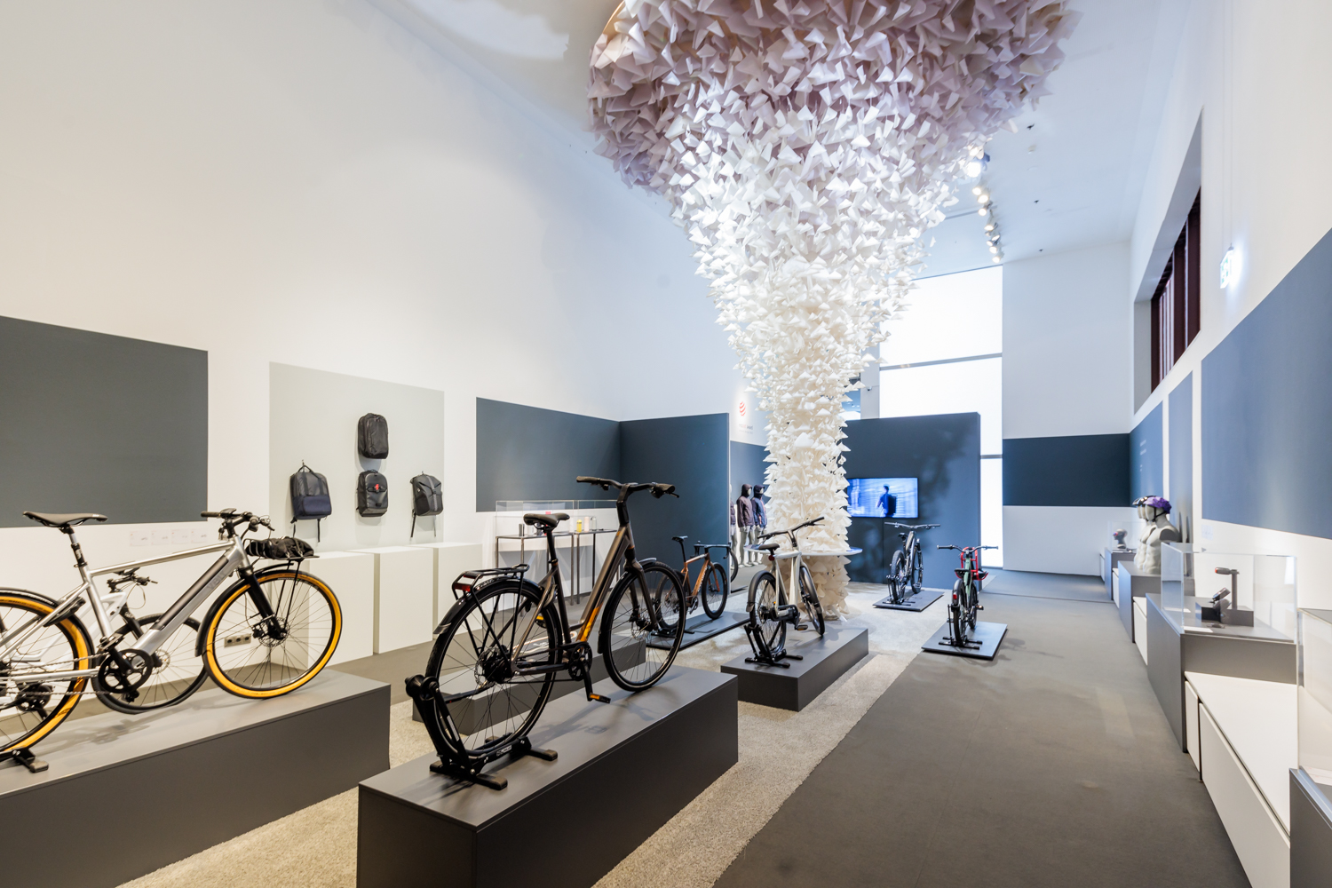 Verschiedene Fahrräder werden im Essener Red Dot Design Museum ausgestellt