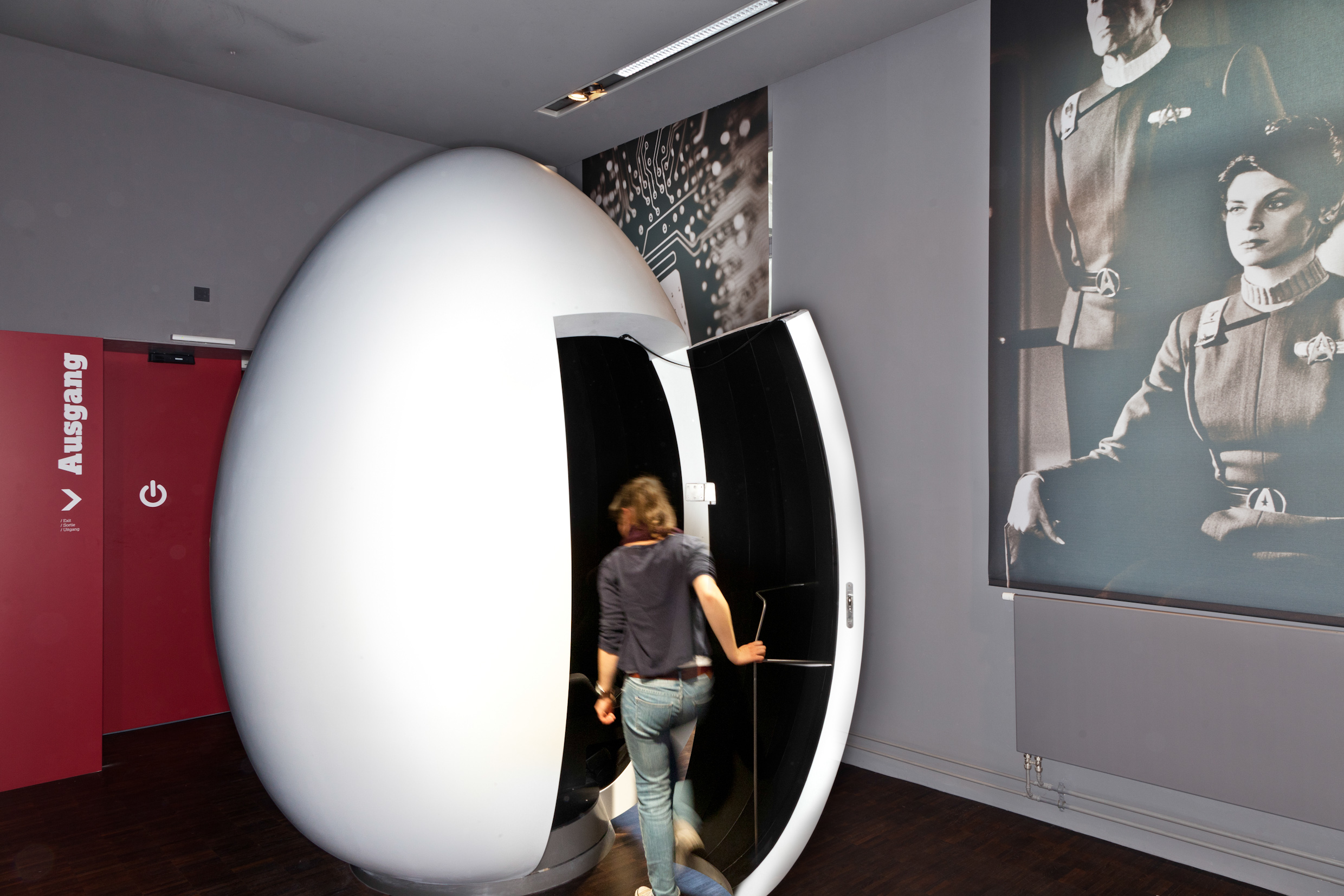 Eine Besucherin von Museen betritt einen eiförmigen Präsentationsraum im Internationalen Zeitungsmuseum Aachen