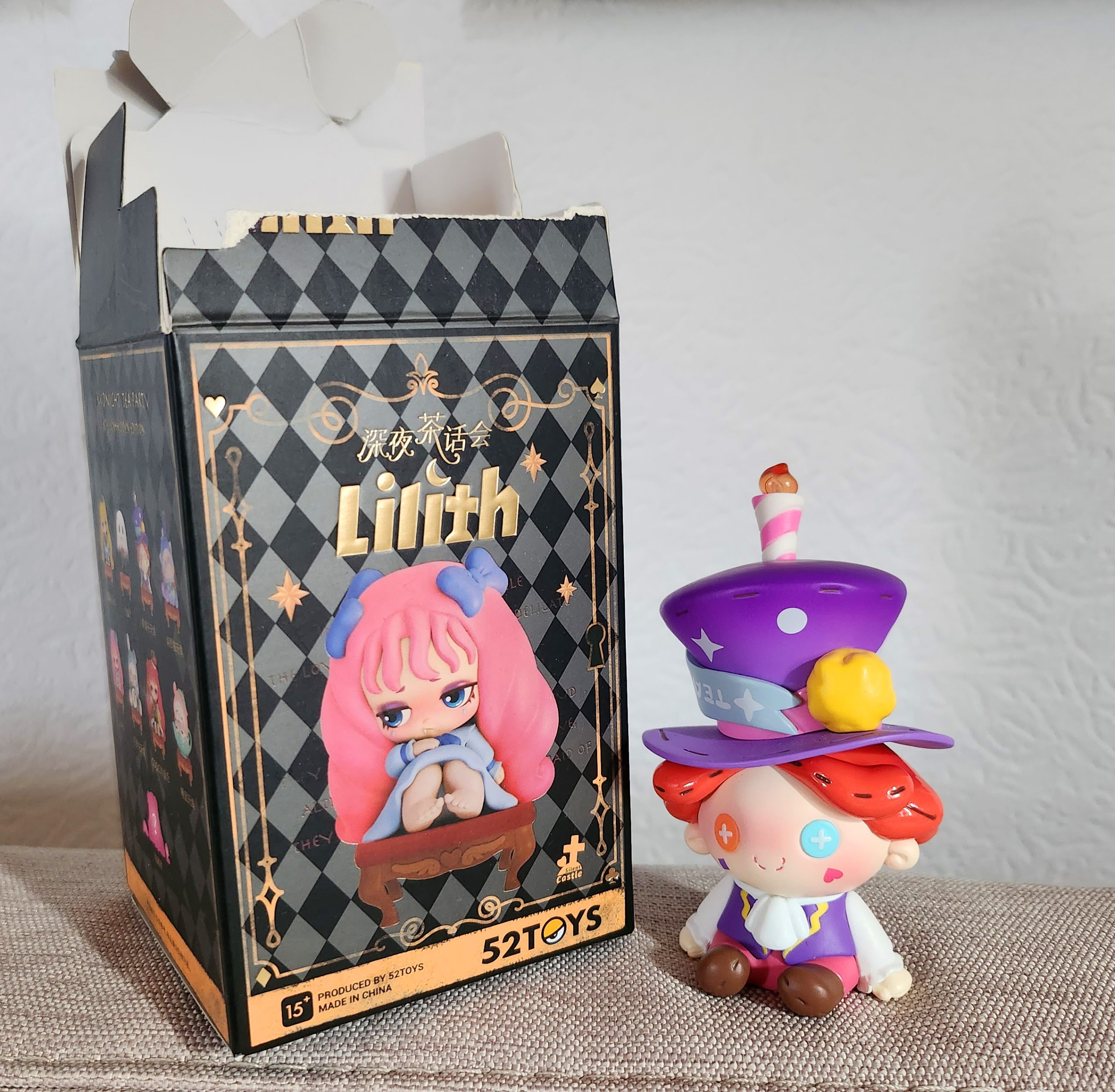 Eine Blind Box von 52Toys und die gezogene Figur daneben.