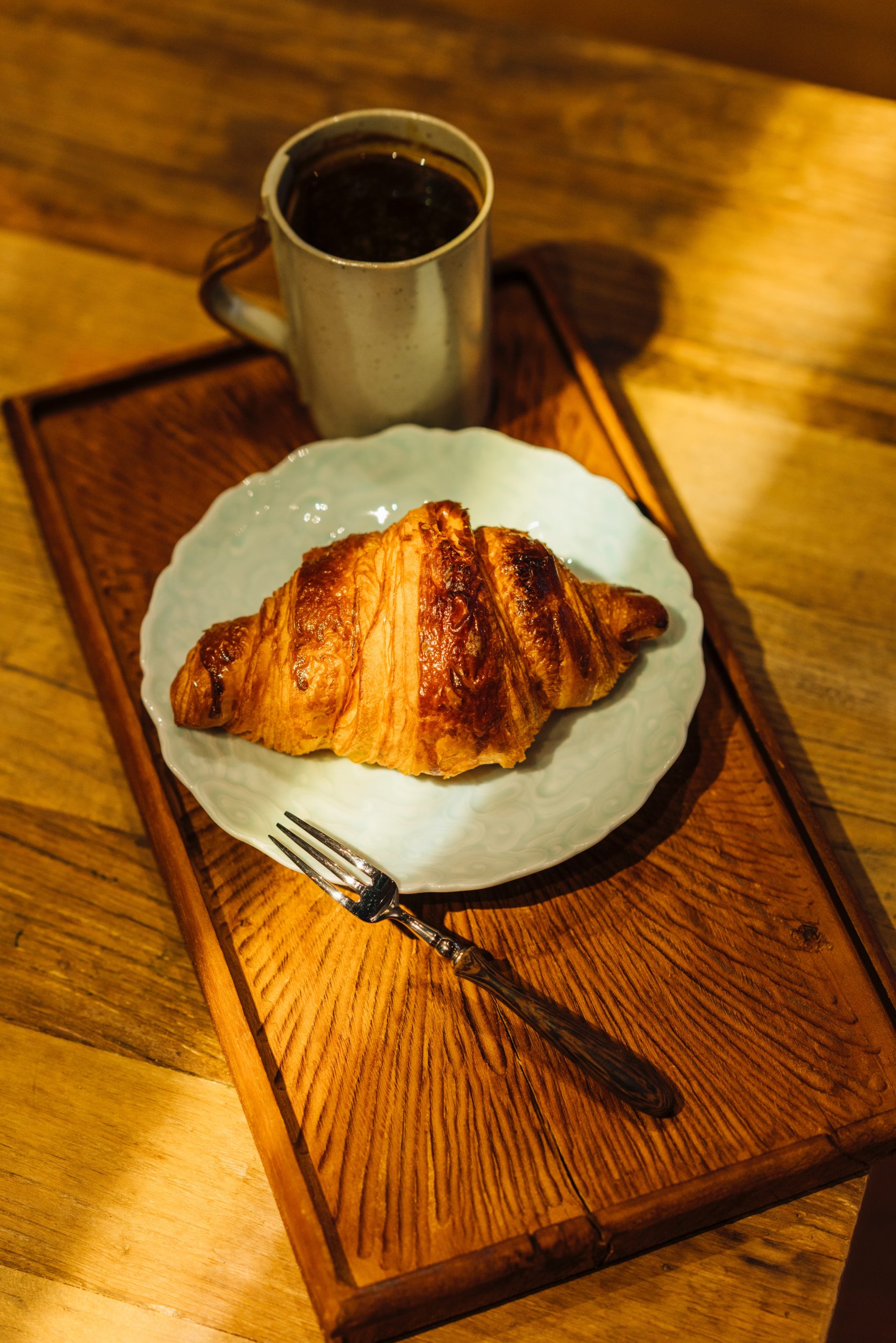 Französische Cafés, die Croissants anbieten