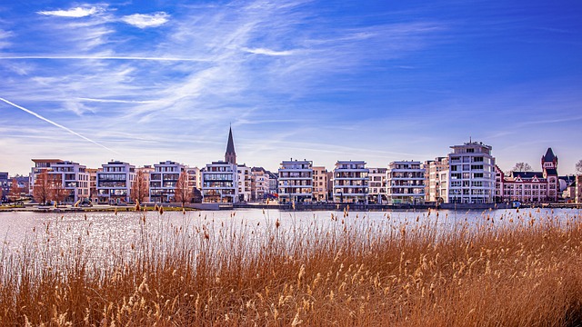 Der Dortmunder Phoenix See mit Häusern am Ufer