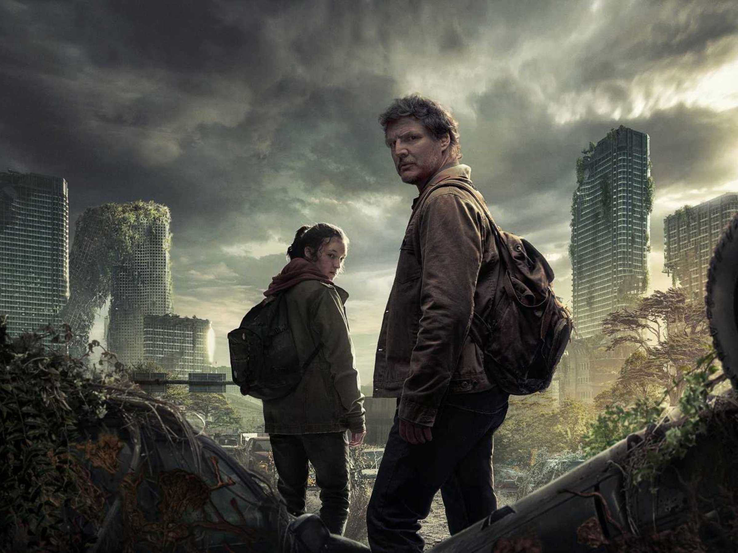 Joel und Ellie aus The Last of Us vor einer zerstörten Metropole.