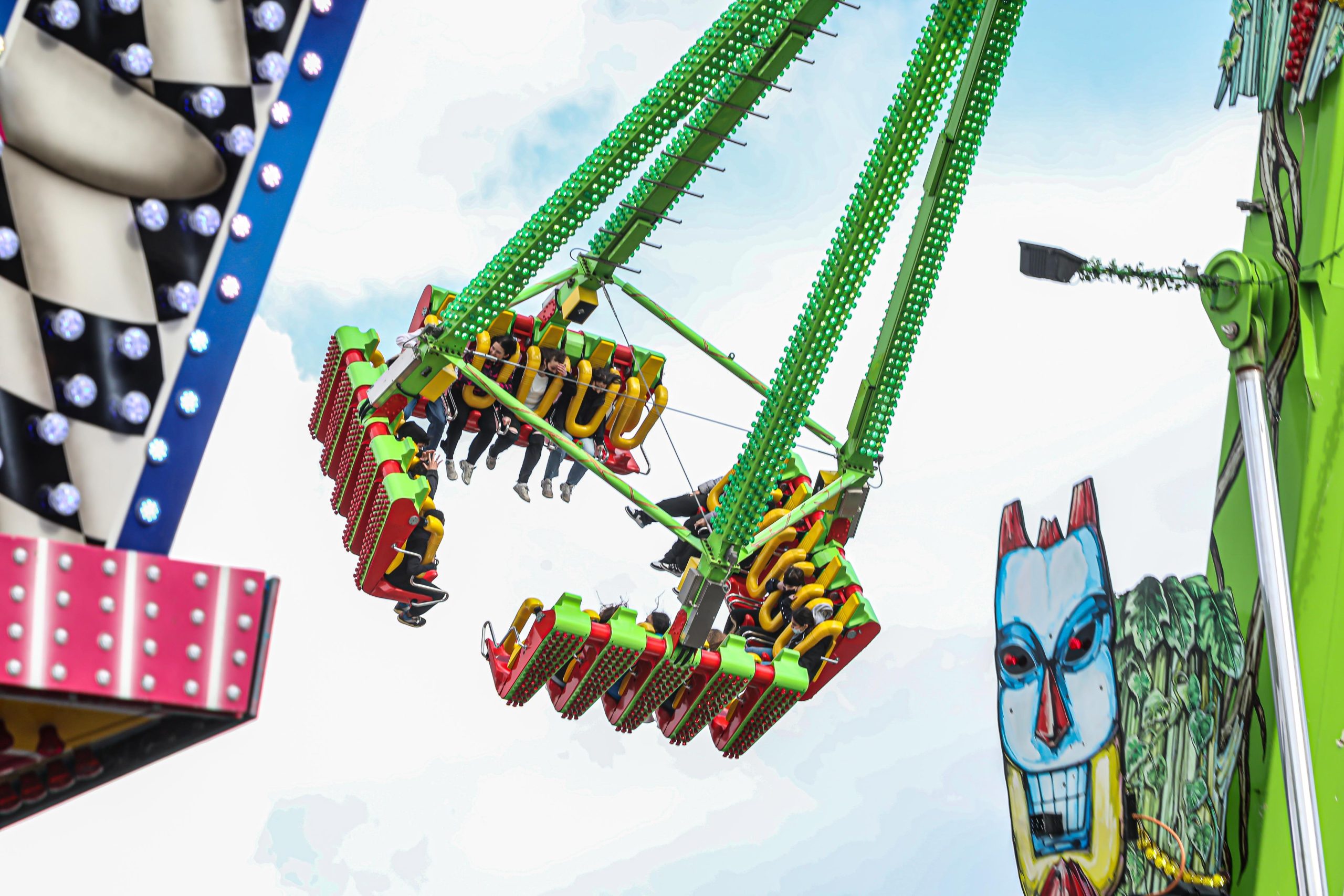 attraktion auf einer kirmes zu ostern