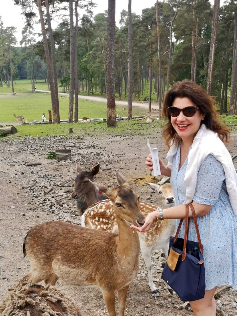 autorin bianca mit einem reh