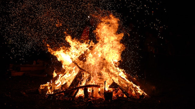Ein offenes, loderndes Feuer zu Ostern
