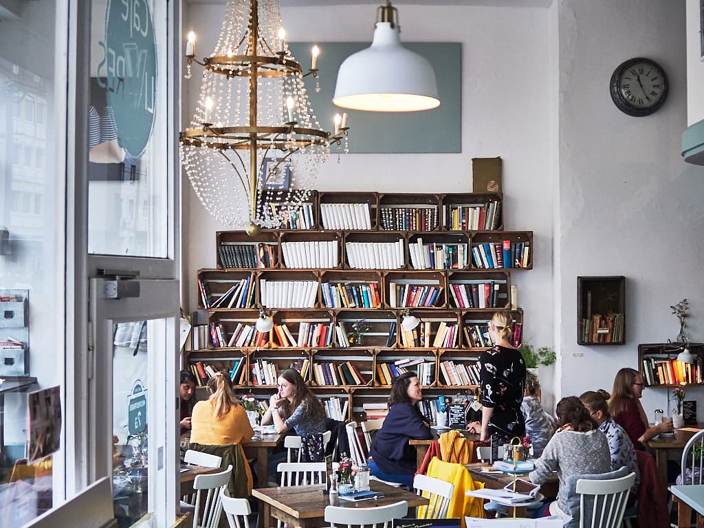 Bücherregal im Café Livres in Essen