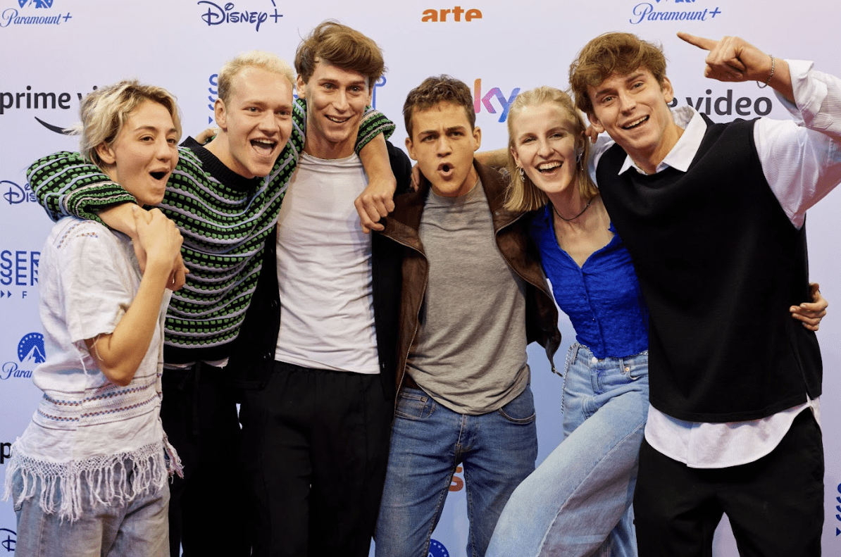 Gruppenbild mit verschiedenen Schauspieler:innen der Serie "Die Discounter"