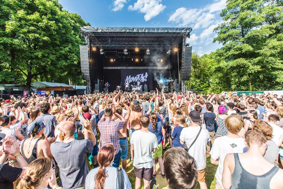 Feiernde Zuschauer vor der Bühne des Pfingst Open Air
