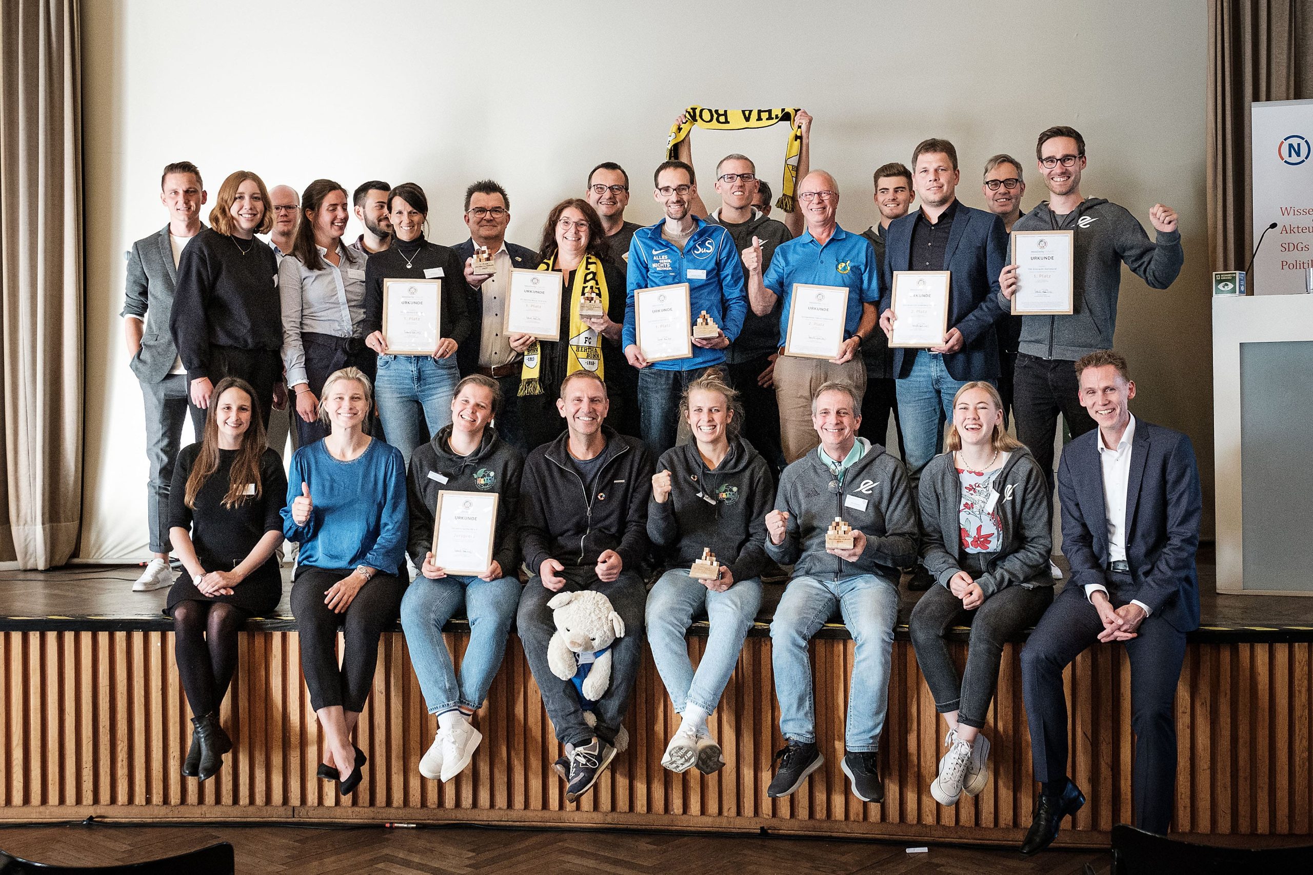 Gruppenfoto der Sieger:innen des Sportverein Wettbewerbs WestDerby Zukunft 2022