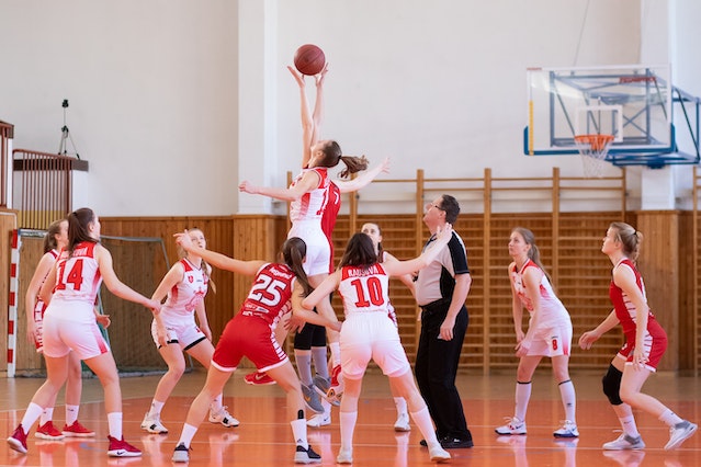 Ein Basketball Sportverein spielt gegeneinander