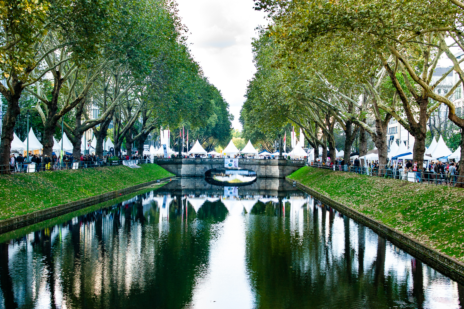 An der Königsallee in Düsseldorf stehen am Kanal Zelte eines Festivals. An der Königsallee in Düsseldorf stehen am Kanal Zelte eines Festivals.
