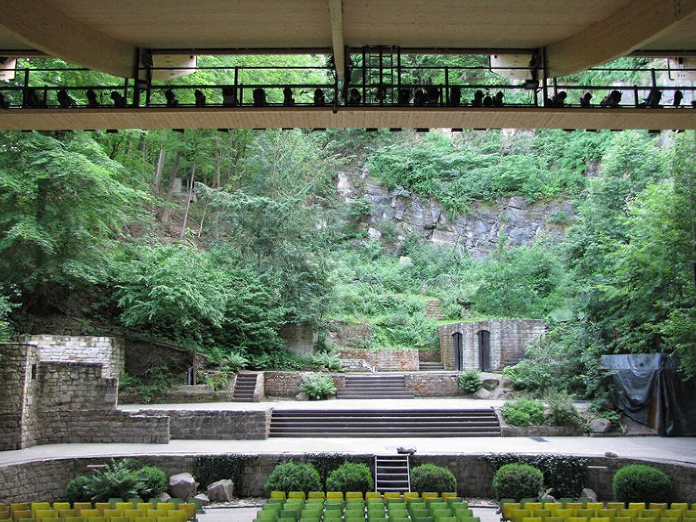 Blick vom Zuschauerbereich auf die Freilichtbühne