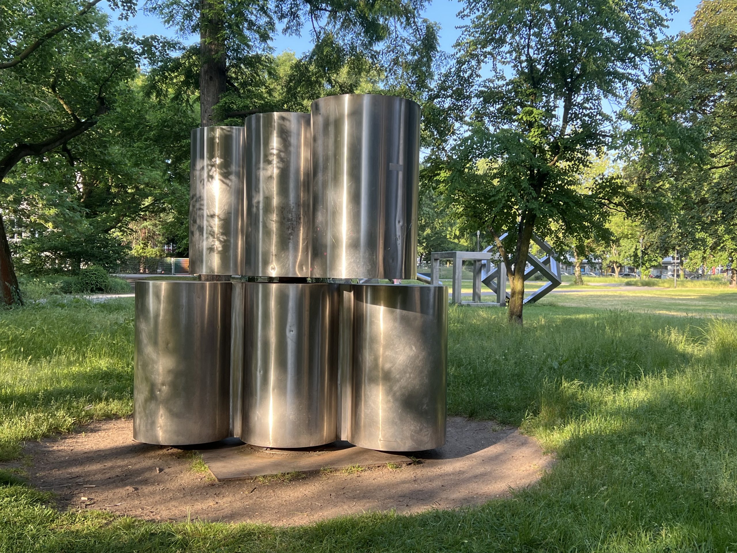 Ein Kunstwerk von Günter Tollmann im Skulpturenpark Immanuel-Kant-Park in Duisburg, Nordrhein-Westfalen
