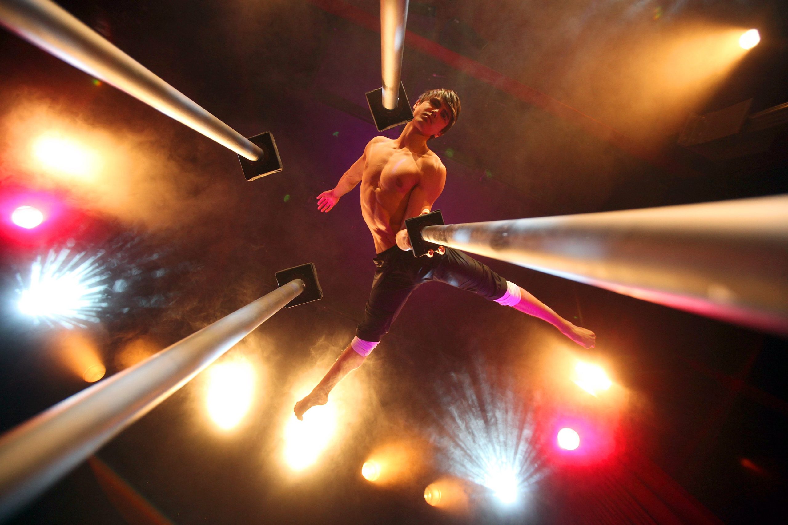 Artistische Körperbeherrschung im GOP Varieté-Theater in Münster.