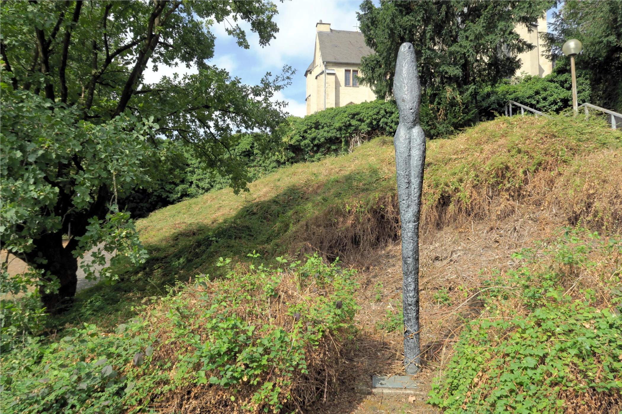 Statue von Maria Lehnen im Skulpturenpark Museum Abteiberg in Mönchengladbach, Nordrhein-westfalen