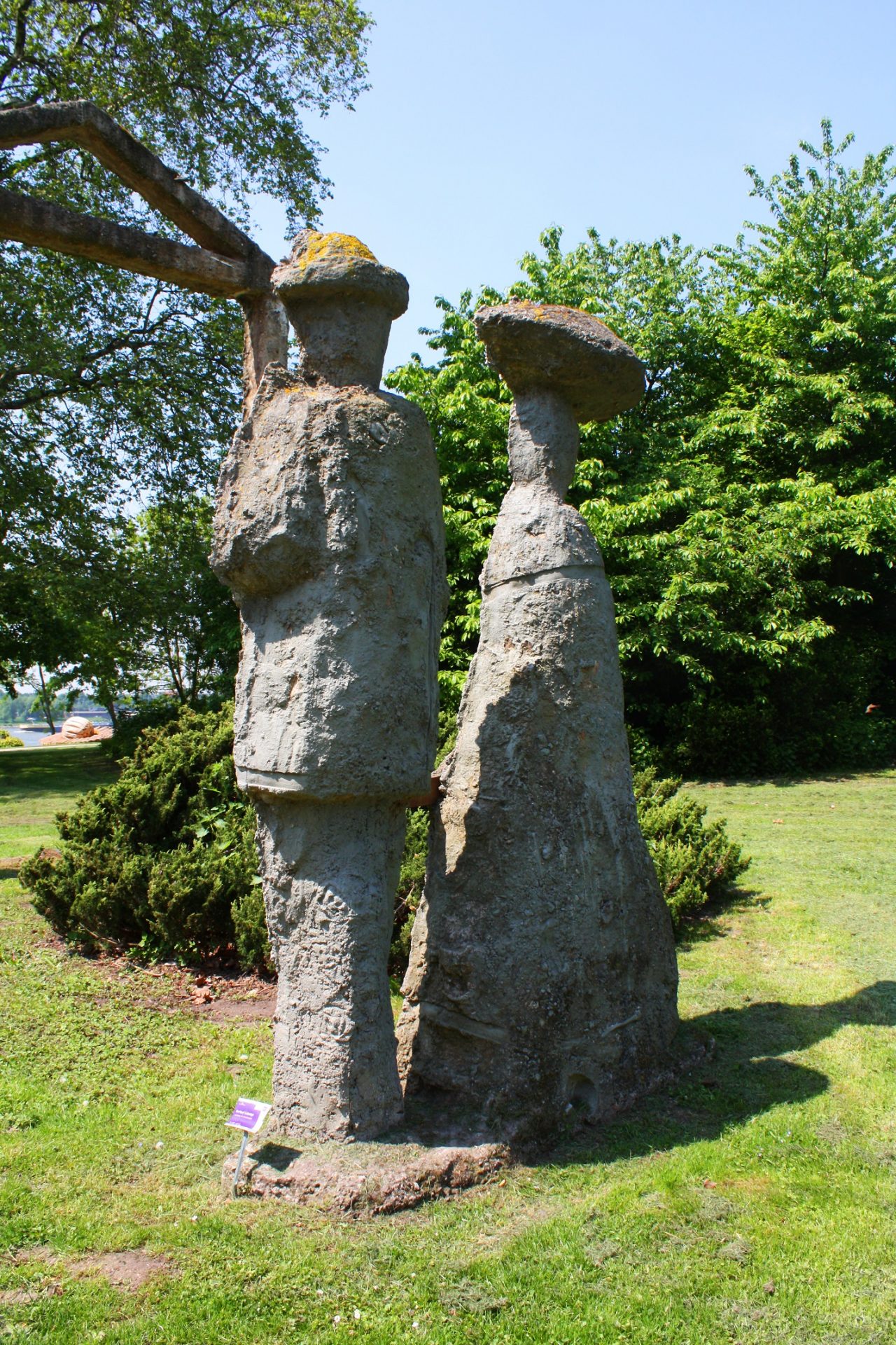Skulptur von Herbert Labusga im Skulpturenpark Schlosspark Stammheim in Nordrhein-Westfalen