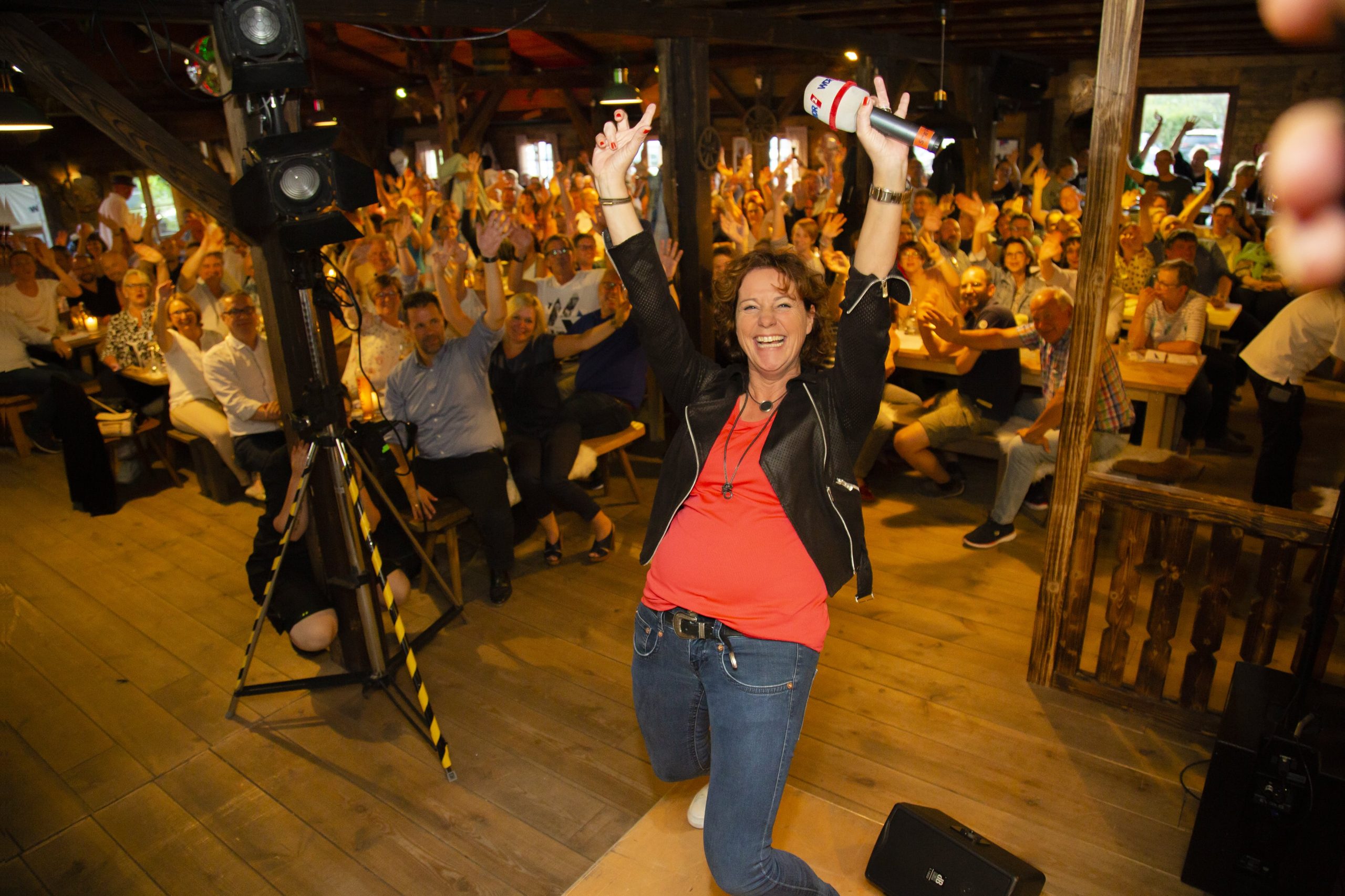 Moderatorin Steffi Neu vor ihrem Publikum beim Kneipen Quiz